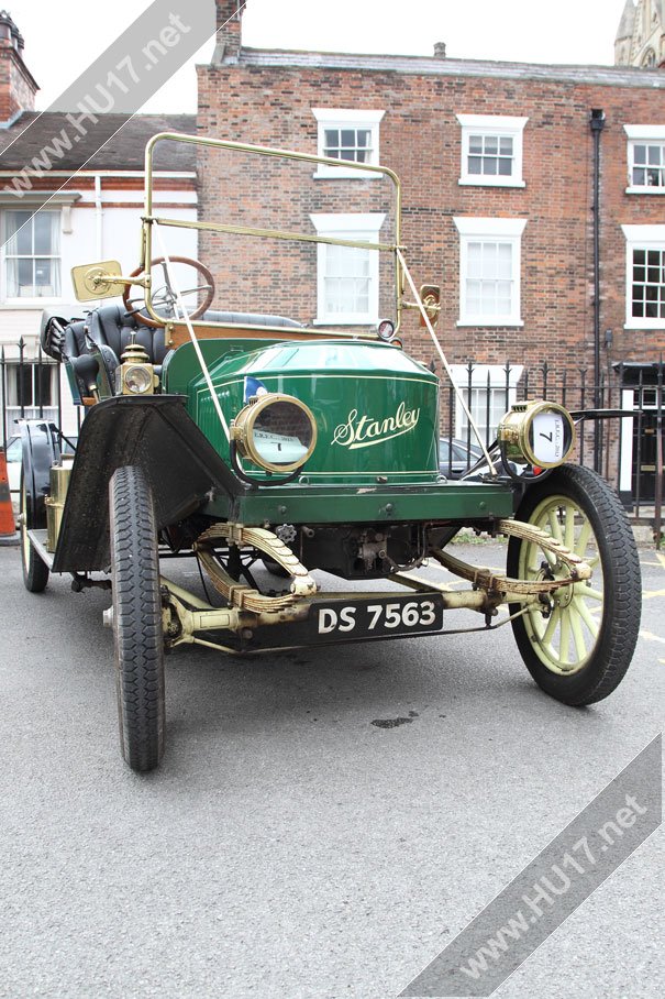 Steam Cars Make Quite An Impression On Shoppers