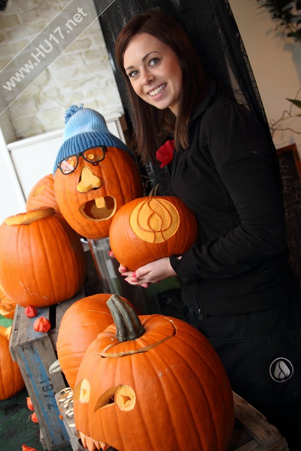 Fleurs De Lisa Halloween Window Is Getting Lots Of Attention