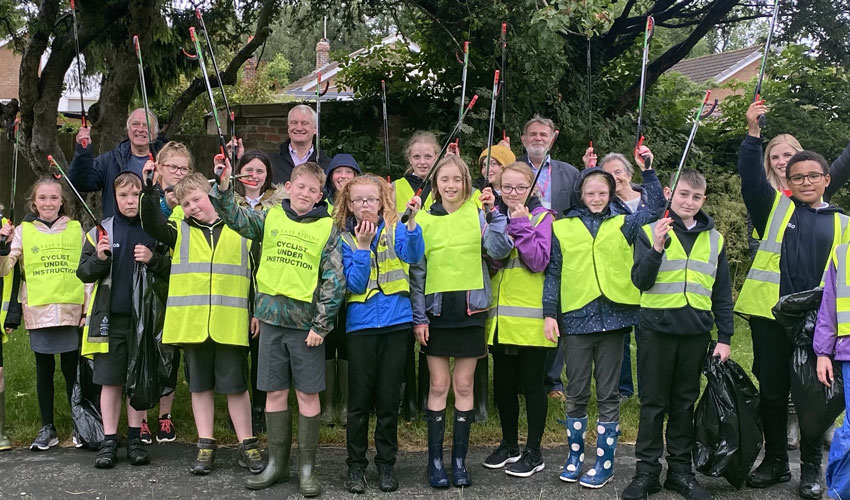 MP And Local Councillors Take Part In ‘The Great British Spring Clean’