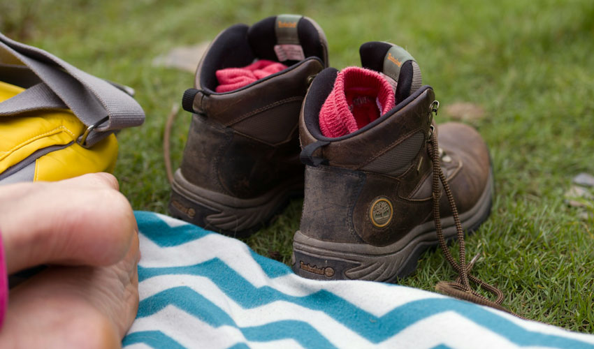 A pair of brown boots sitting on top of a green field photo – Free Shoes and socks Image on Unsplash